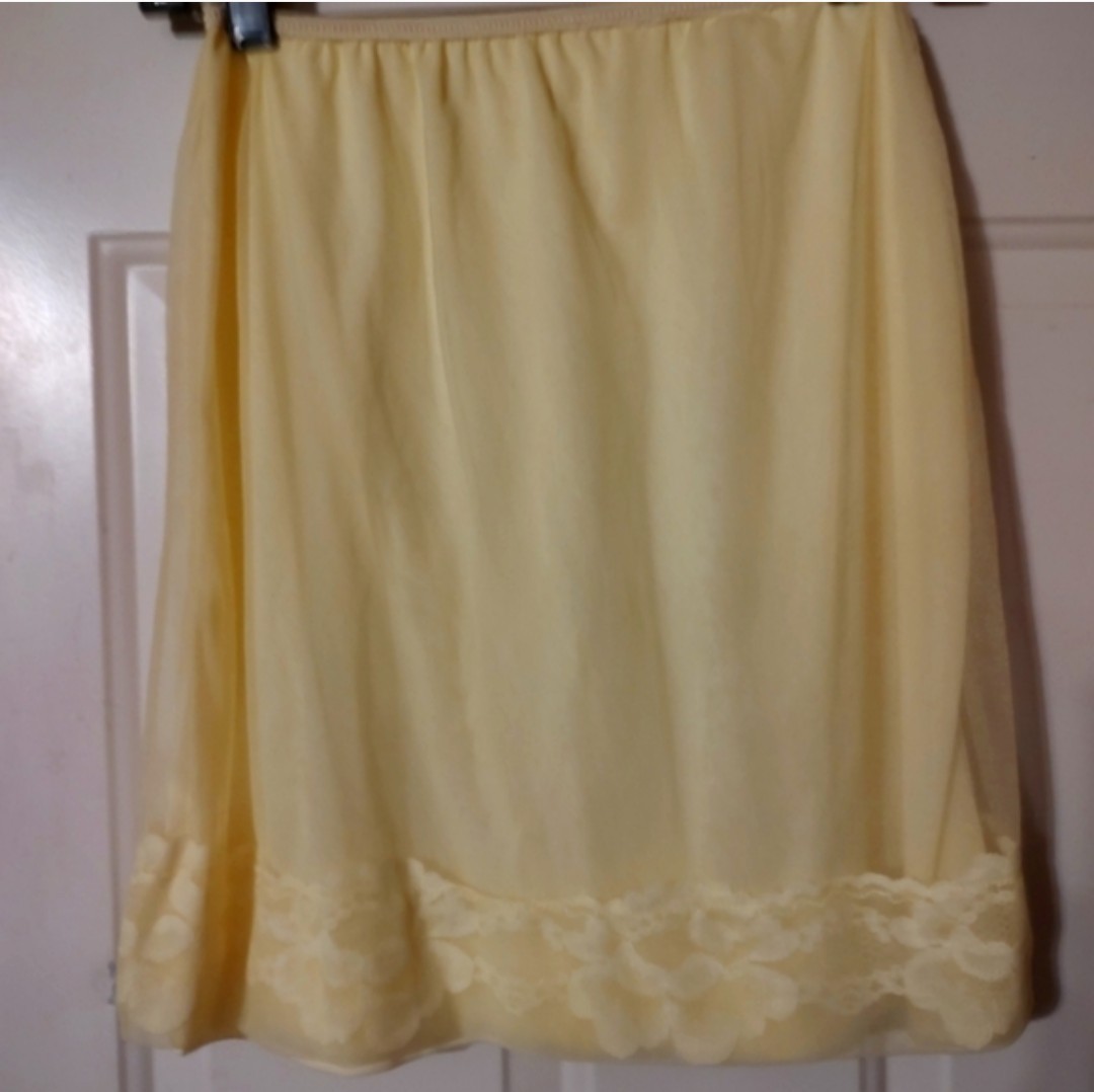 🐤💛🐤 Lovely Vtg 50&rsquo;s/60&rsquo;s Daffodil Yellow Floral Embroidered Nylon Slip – S/M