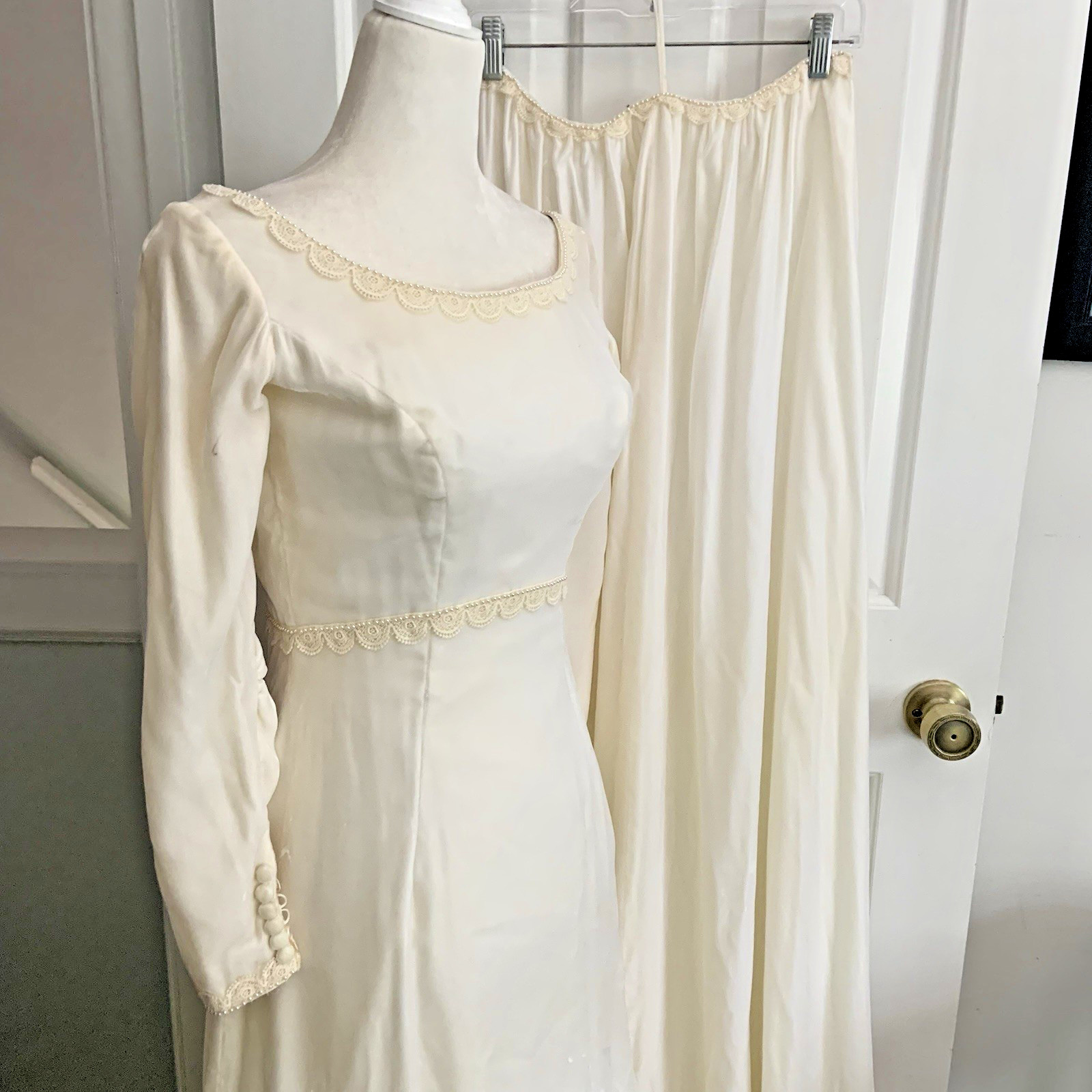 Vintage 1960’s White Velvet Wedding Gown w Train Delicate Lace Pearl trim sz XS