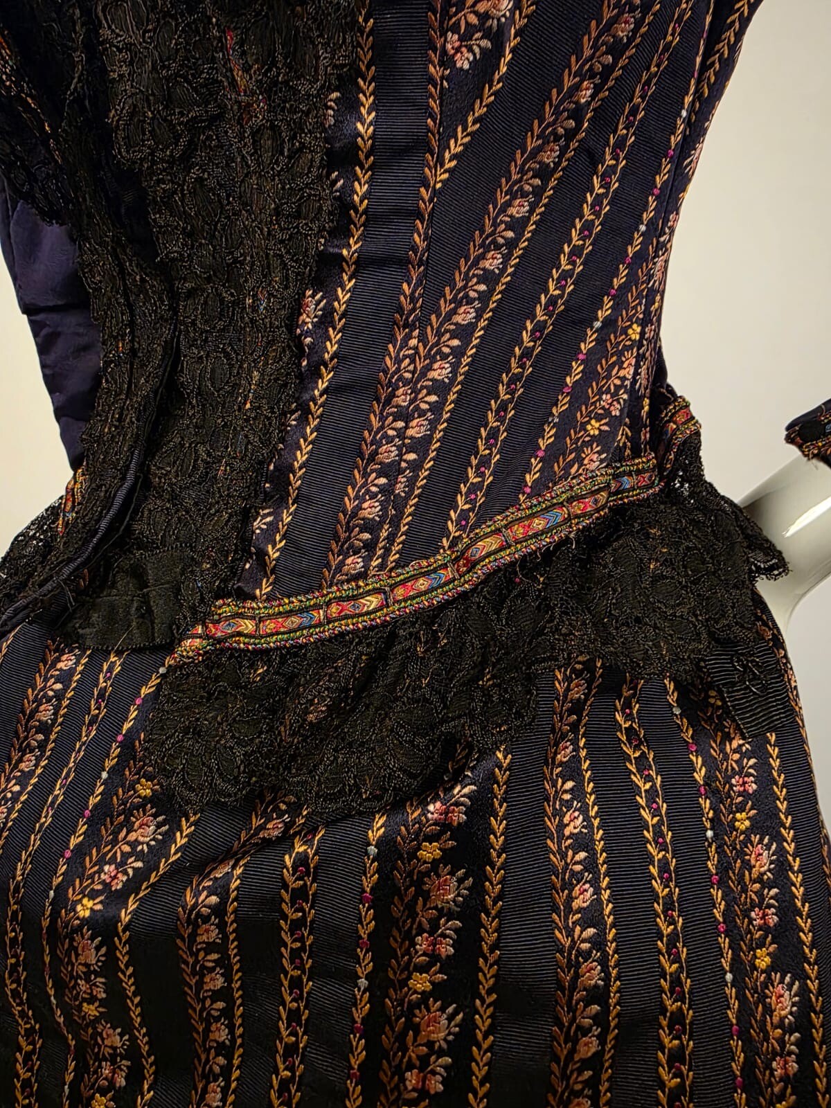 OPULENT VICTORIAN RICH FLORAL STRIPED SILK BUSTLE DRESS W LACE + PUFF SLEEVES
