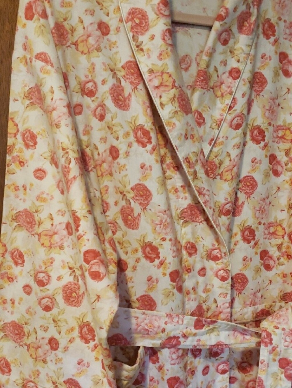 Vintage 90&rsquo;s 100% Cotton Victoria&rsquo;s Secret Garden Rose Floral Robe With Tie.