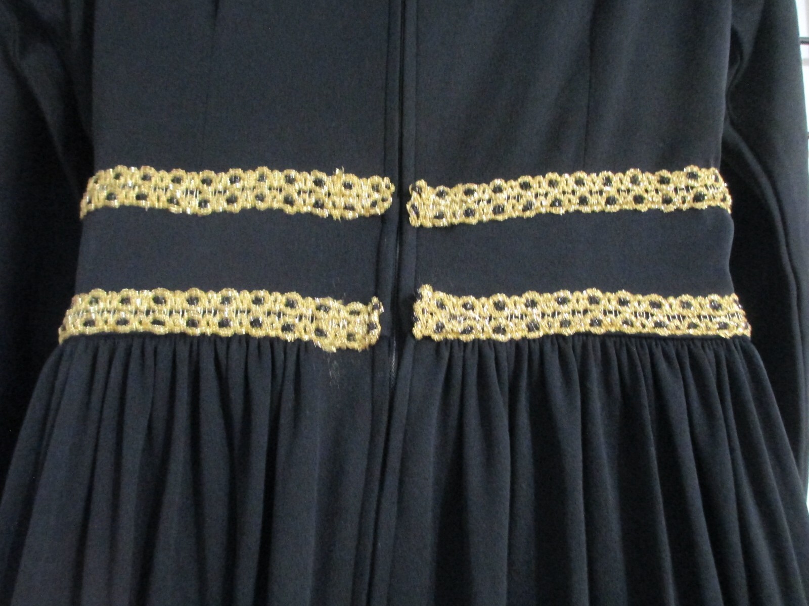 VINTAGE LOUNGE CRAFT 🌸 38&Prime; BUST / 8==BLACK / METALLIC GOLD TRIMMED GOWN DRESS