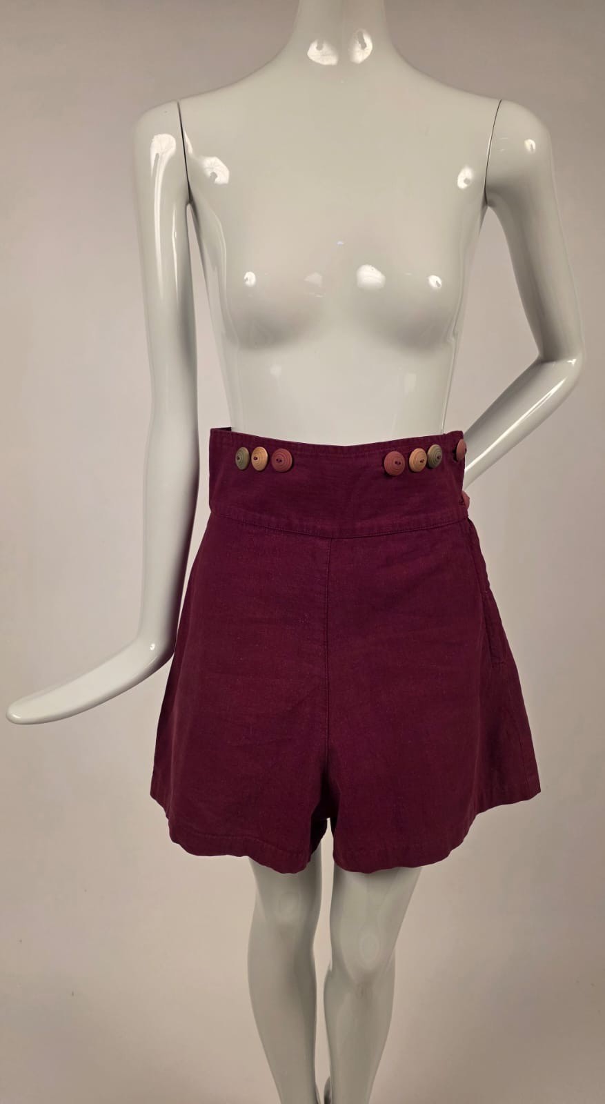 SWEET 1930’S RED COTTON BEACH SHORTS W WOOD BUTTON TRIM