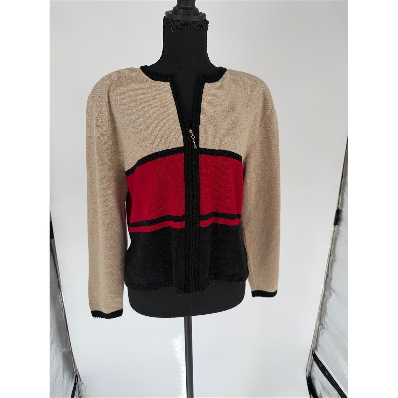 Vintage San Remo by Laura Knits – Beige, Red & Black Colorblock Zip Cardigan