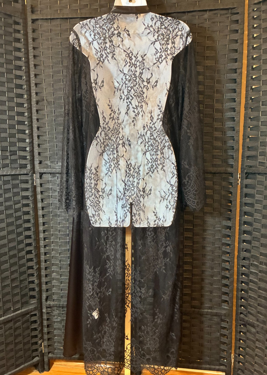 Long BLACK LACE ROBE Medium SWEEP WRAP POINT Hem Sleeve GOTH Open Front Duster