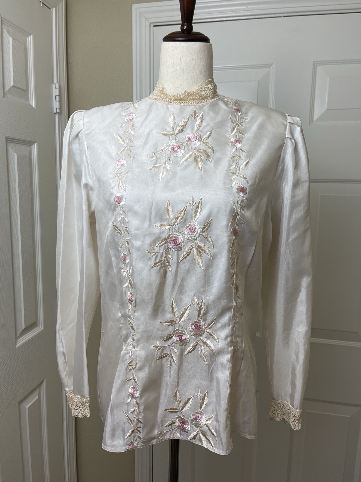 Nilani Victorian Embroidered Blouse Size 12 Light Beige Pink Lace Collar Women’s