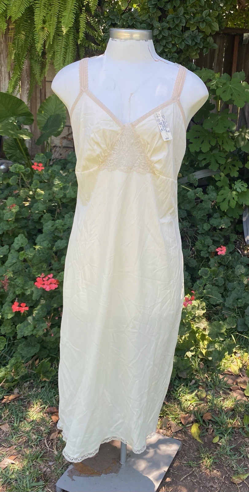 Vintage Movie Star Beige Lace Full Slip Nightgown Size 40 USA 1960s Lingerie
