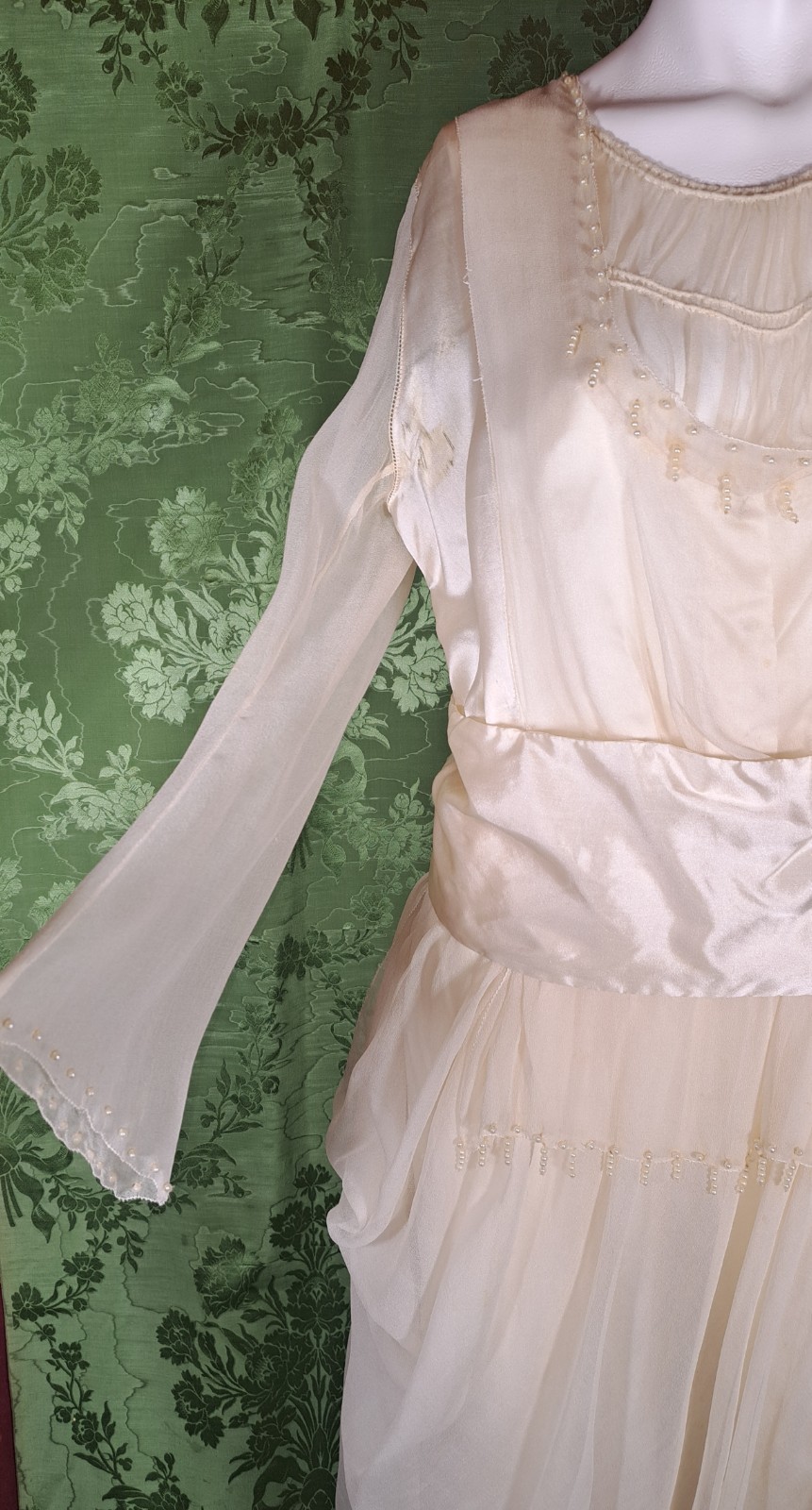 LATE EDWARDIAN CHIFFON AND SILK WEDDING GOWN WITH TRAIN, PEARLS