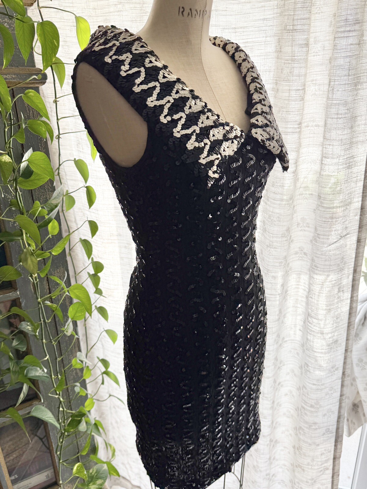 Vintage 80&rsquo;s a la Carte Black ZigZag Sequin Dress Collared Size M Stretchy Lace