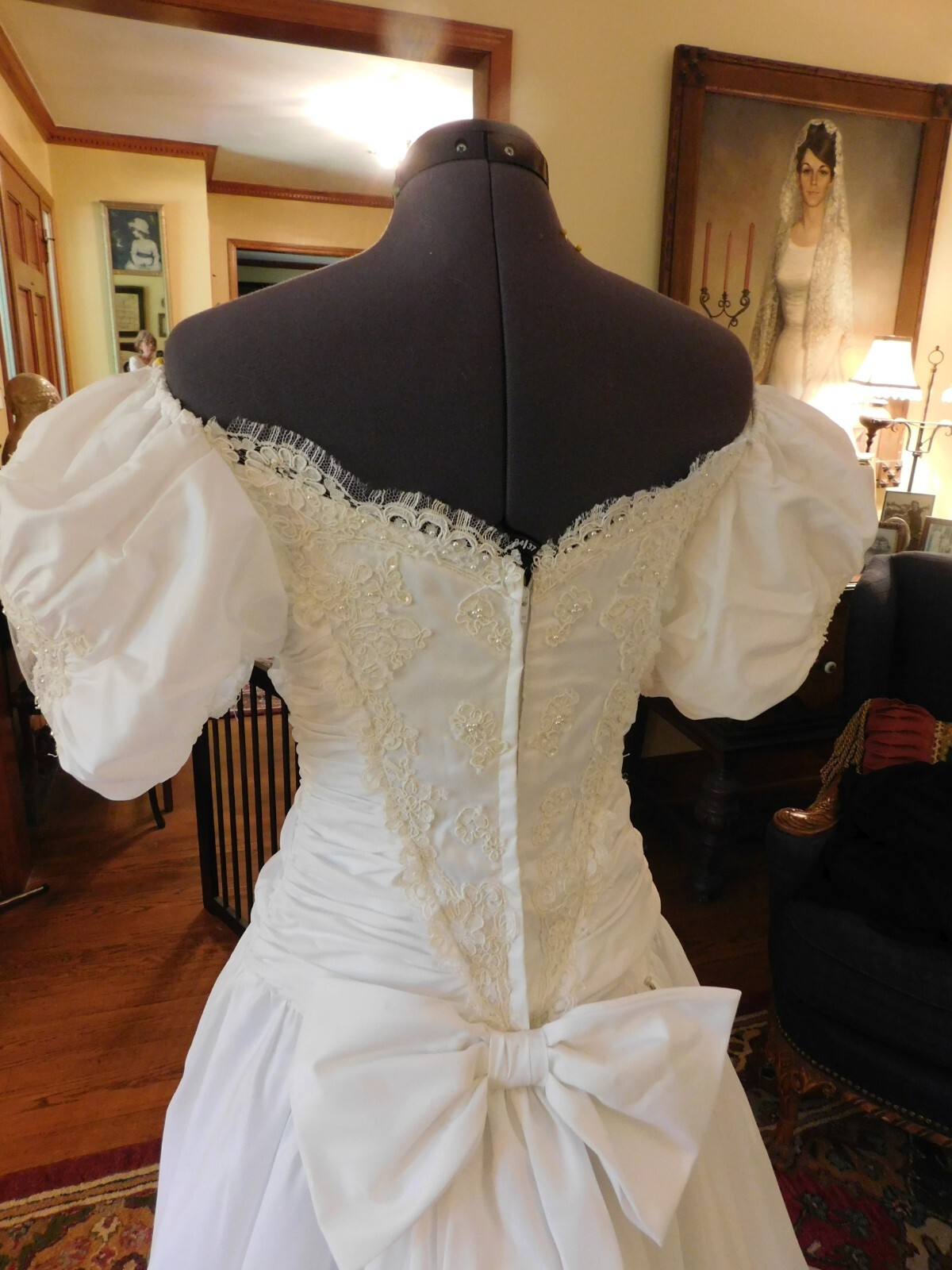 GORGEOUS OFF- SHOULDER LACE & SATIN VINTAGE SIZE 4-6 GO BY MEASUREMENTS
