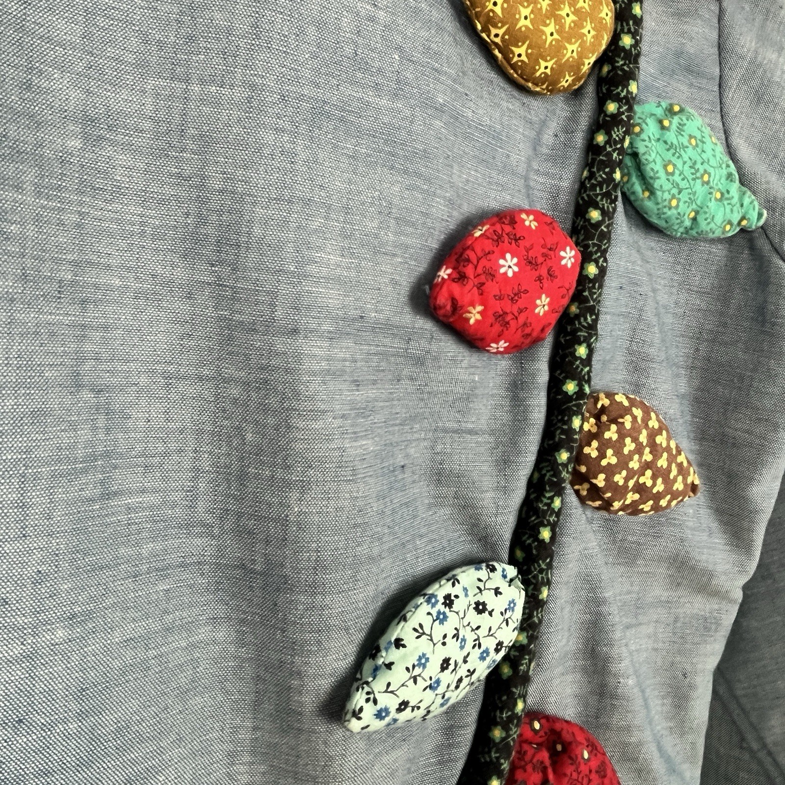 VTS 70s Flower Appliqué Chambray Shirt Embroidered 3D Flowers Grandmacore M/L?