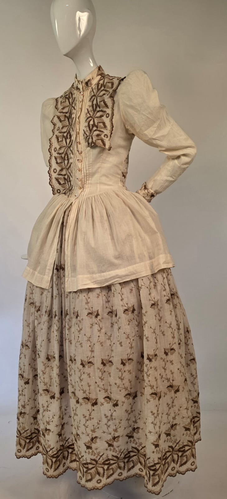 VICTORIAN 19TH C 2 PC RICH FLORAL EMBROIDERED COTTON BUSTLE DRESS W PUFF SLEEVES