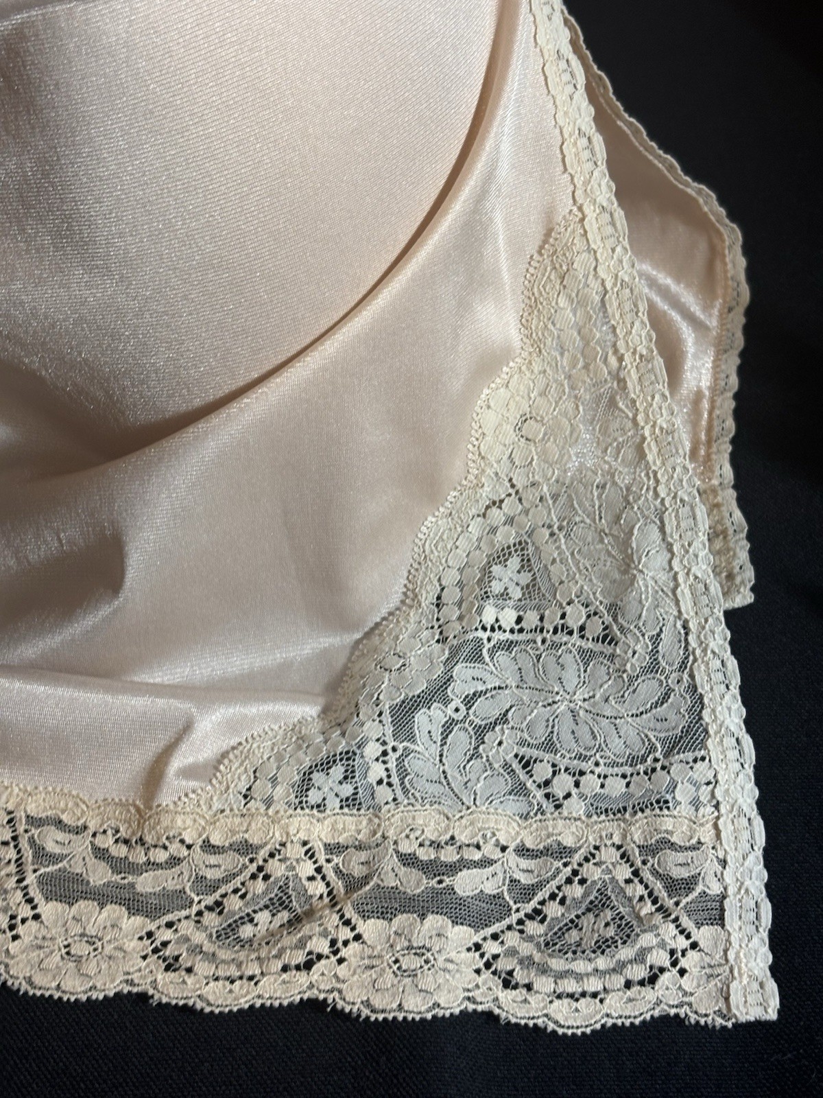Vtg Silky Soft Nylon Shiny Half Dress Tap Slip Lingerie w Chantilly Lace Slit
