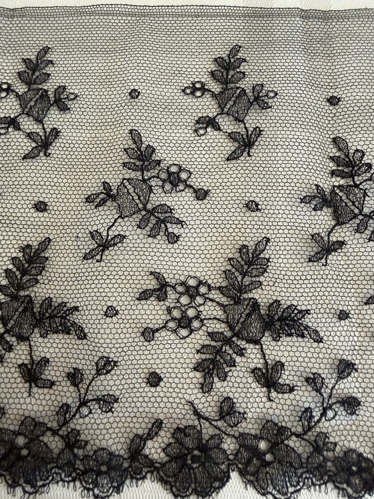 Early 1900s Black Embroidered Silk Chantilly Lace Trim Scarf 2.5 yards x 5&Prime;