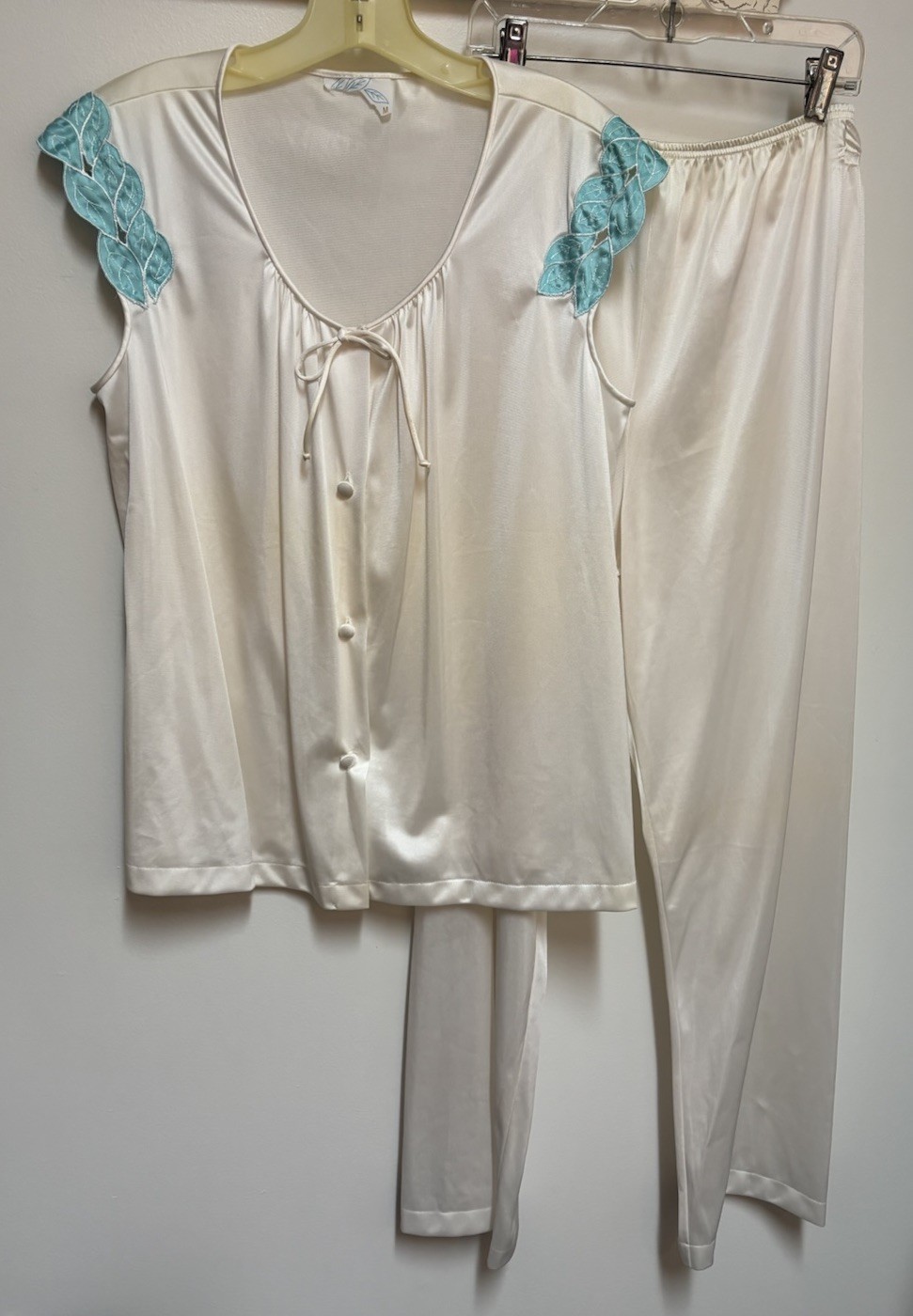 VINTAGE IVORY w/ BLUE NYLON PAJAMAS SHORT SLEEVELESS EMBROIDERED APPLIQUE M