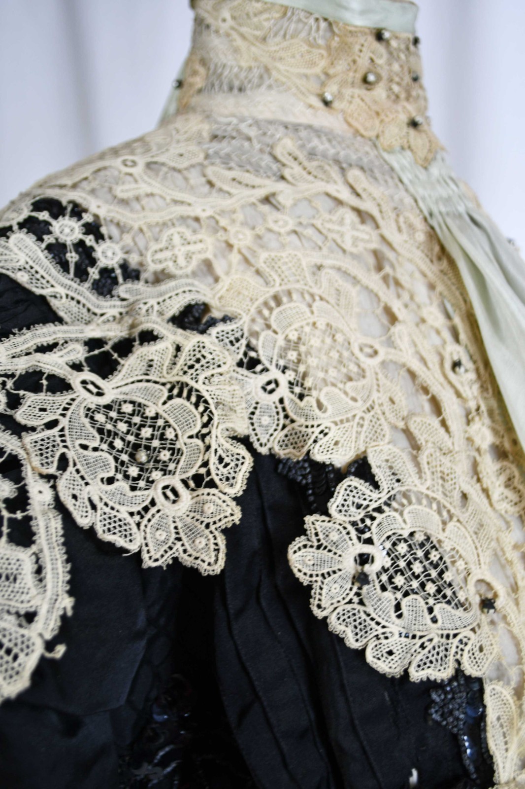 VICTORIAN 2 PIECE TRAINED AFTERNOON VISITING DRESS, LABEL, CIRCA 1890s