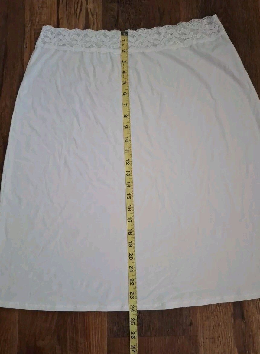 VASSARETTE – WHITE NYLON SPANDEX HALF SLIP SZ 24&Prime; XL/44 STYLE #11-073 W/SLIT
