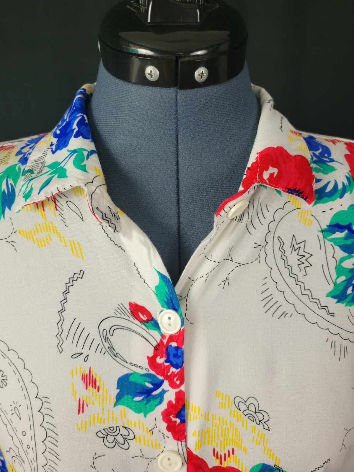 Vtg JP Cllctns White S/S Button Down w Red/Blue/Yellow/Green Florals Size S/M?