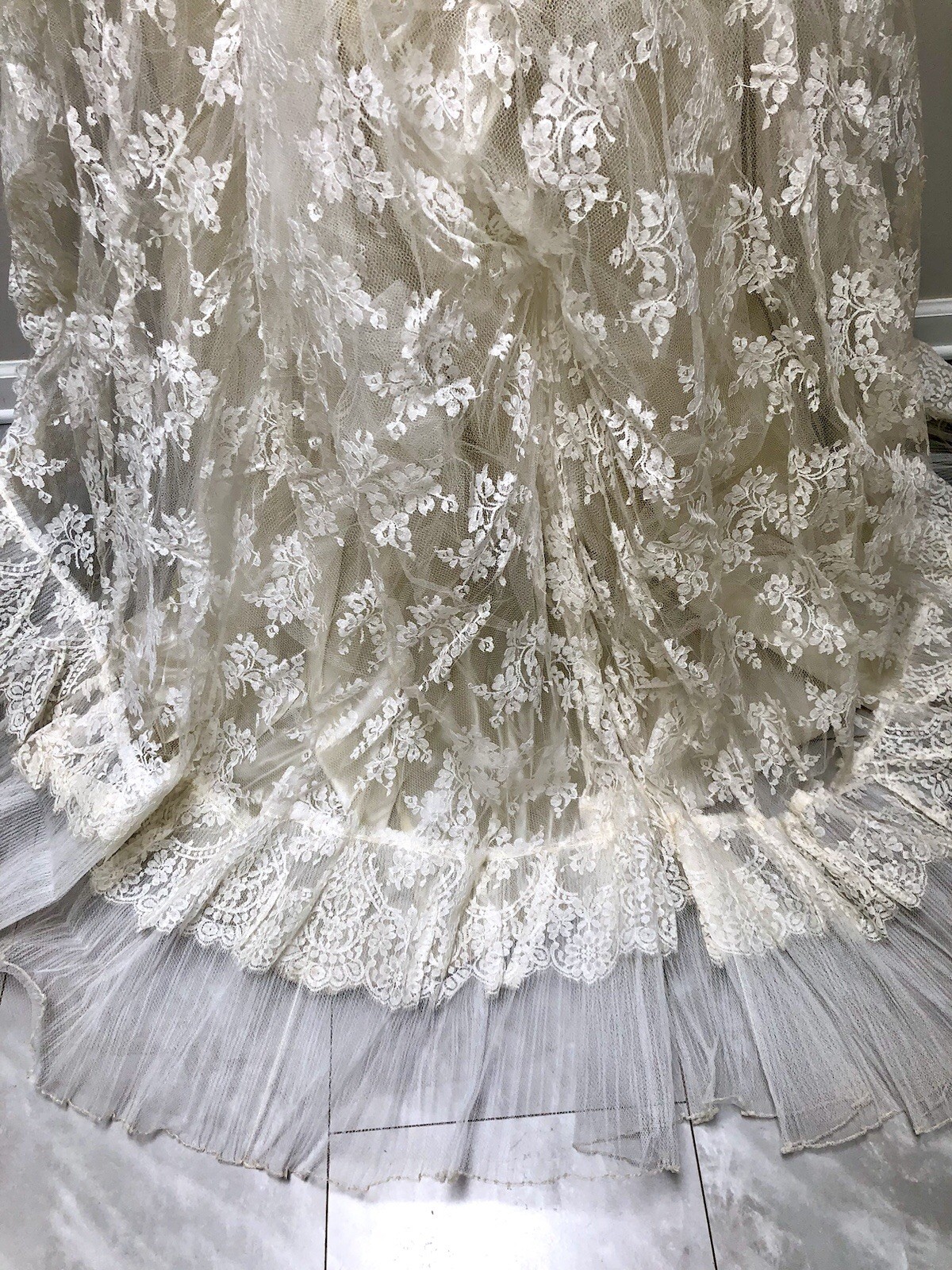 Vintage 1950s Princess Bride Wedding Gowns Ivory Illusion Chantilly Lace Dresses