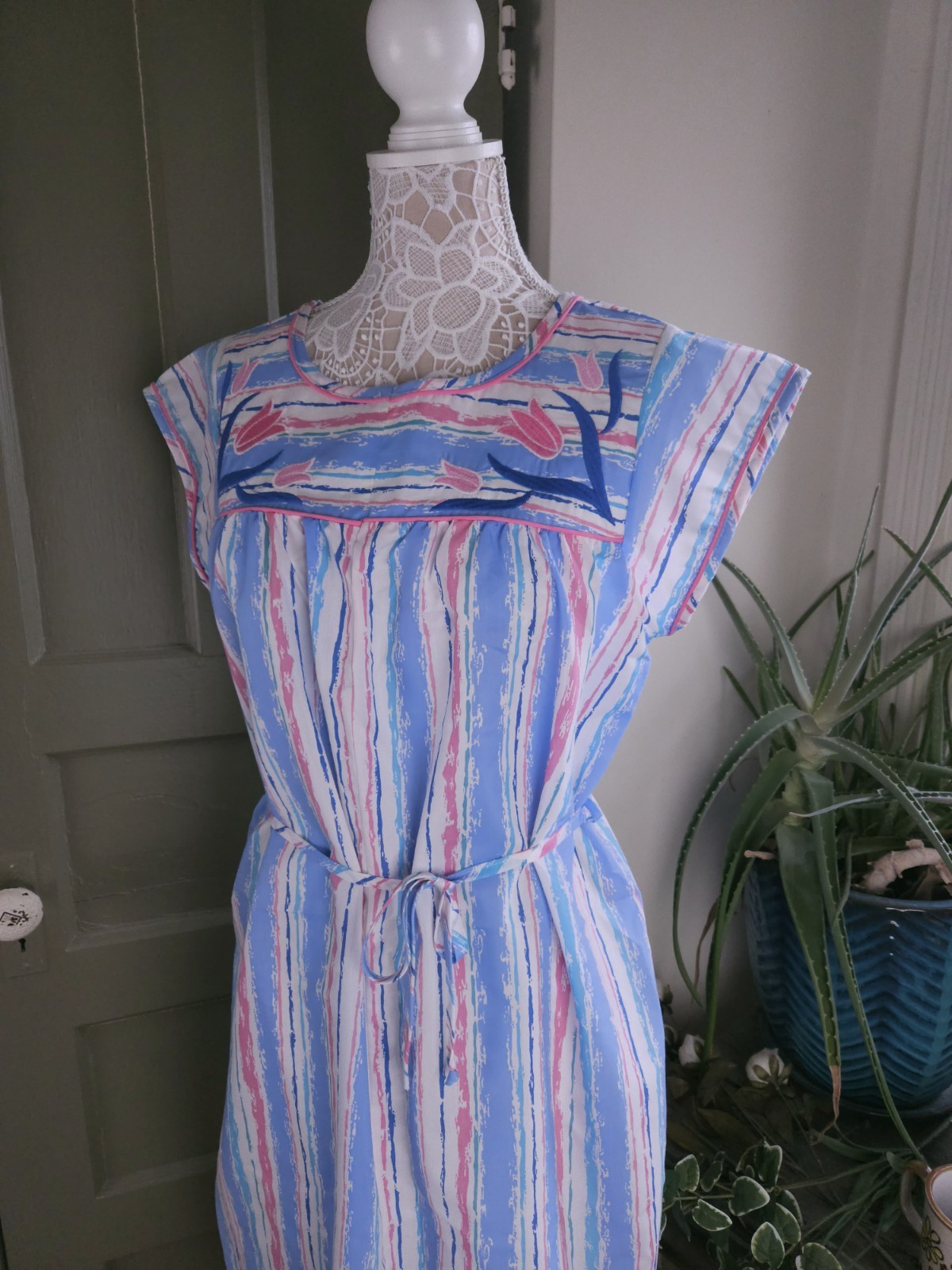 Smart Time Vintage Poly Cotton Embroidered Tulip Spring House Dress Medium