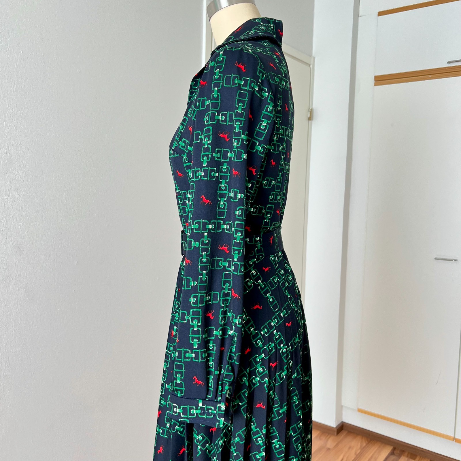 1970s Green Equestrian Pleated Midi Dress Long Sleeves Belted Dagger Collar 38
