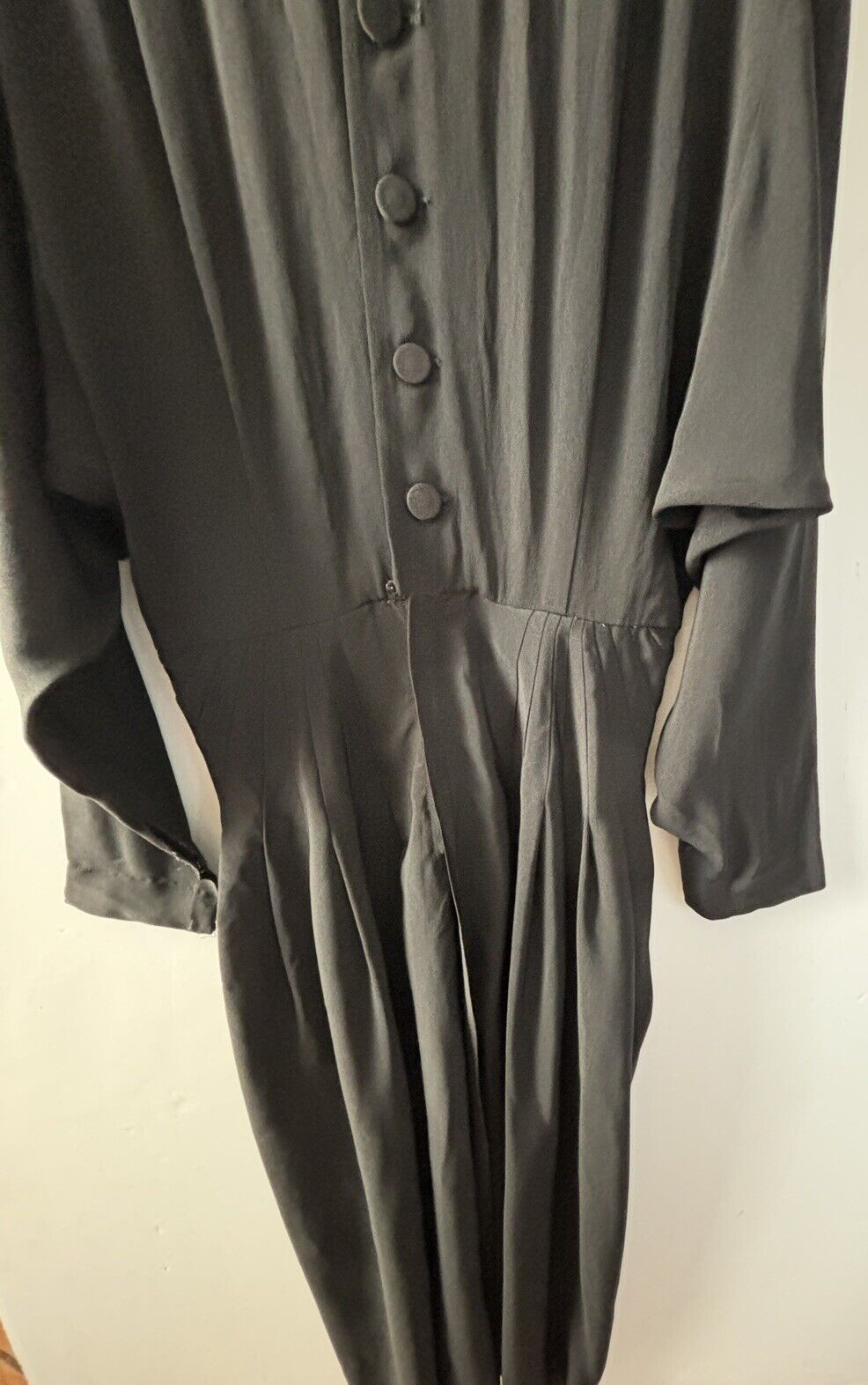 VTG 40&rsquo;S LOVELY BLACK BEADED COLLARED&PLEATED BACK DRAPE SLEEVE CREPE DRESS*S/M