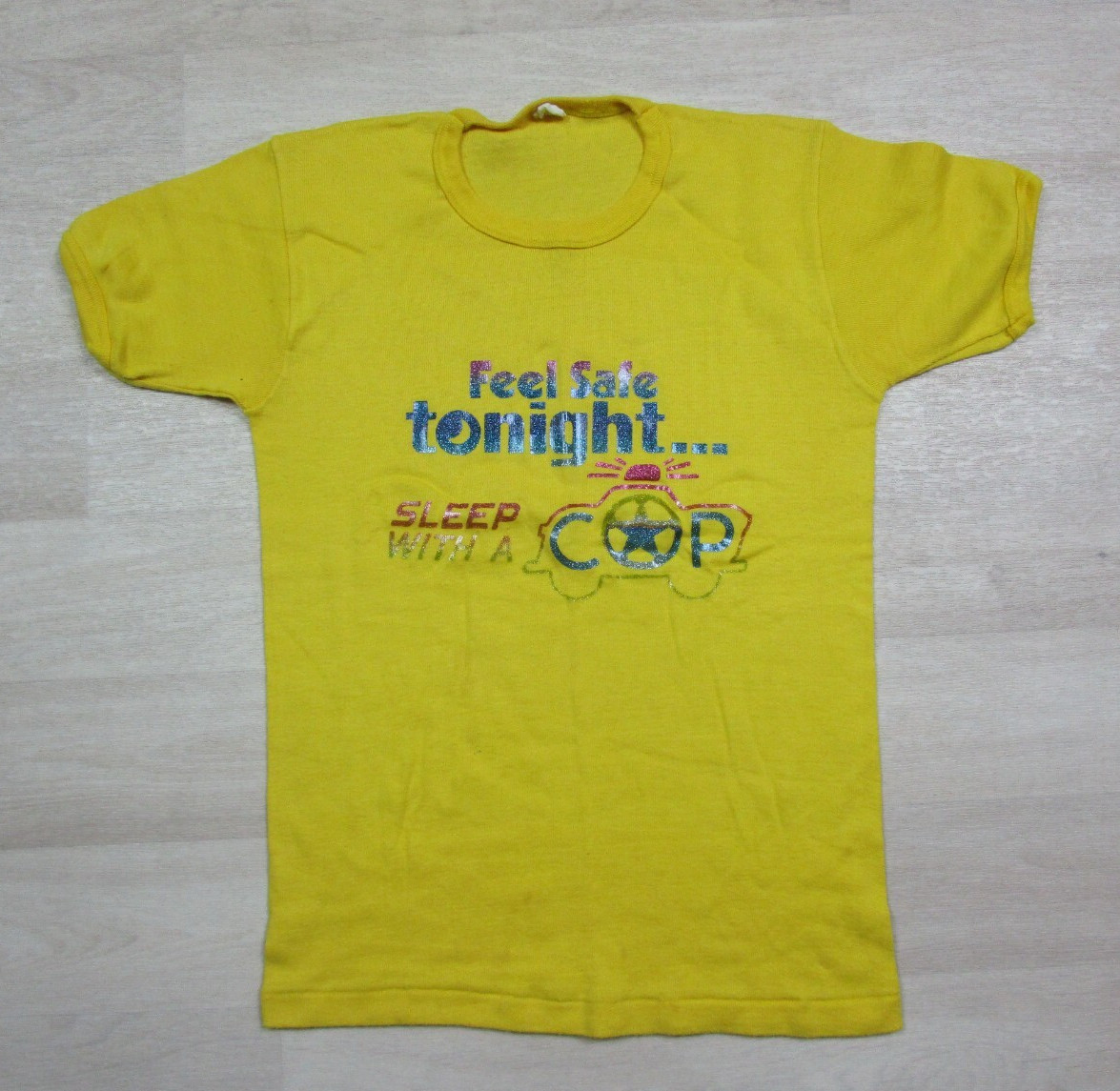Vintage 1970&rsquo;s Joke T Shirt « Feel Safe Tonight Sleep with a Cop » (XS) Womans
