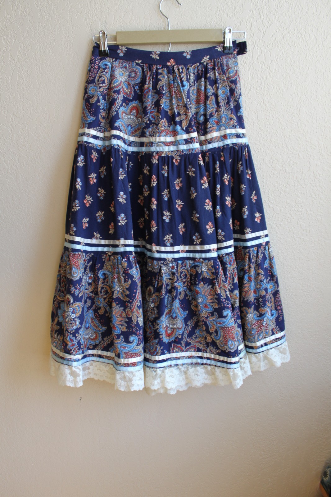 Vintage 70&rsquo;s Full Midi Prairie Peasant Skirt 26&Prime; waist Lace hem S