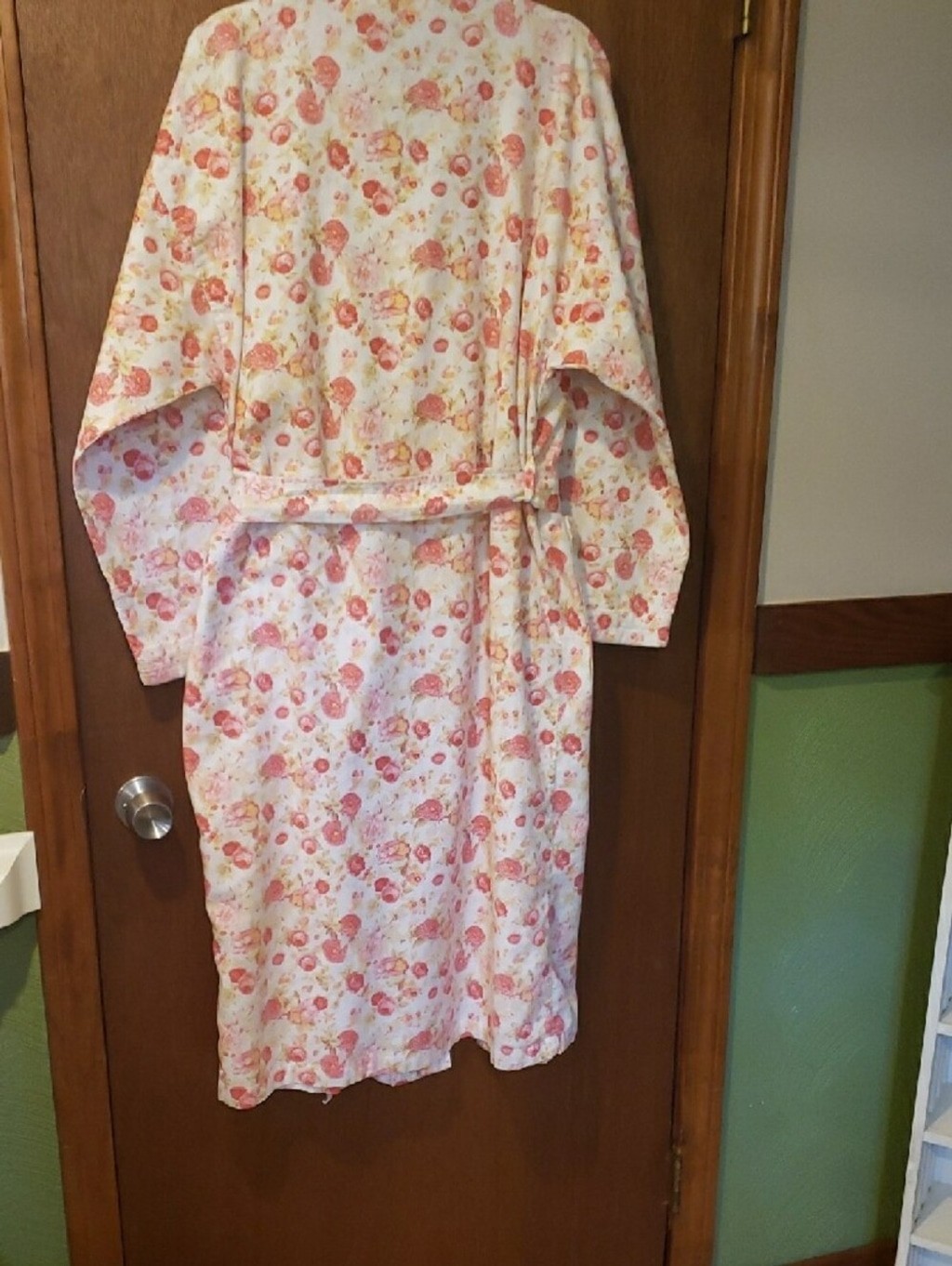 Vintage 90&rsquo;s 100% Cotton Victoria&rsquo;s Secret Garden Rose Floral Robe With Tie.