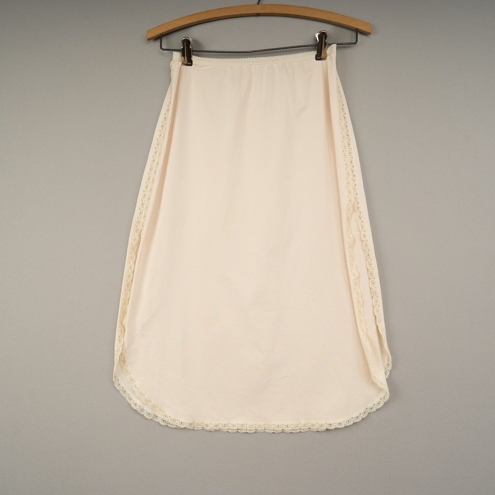 Vintage Shadowline Half Slip Women’s S Tall Beige Nylon 25&Prime; Made in USA