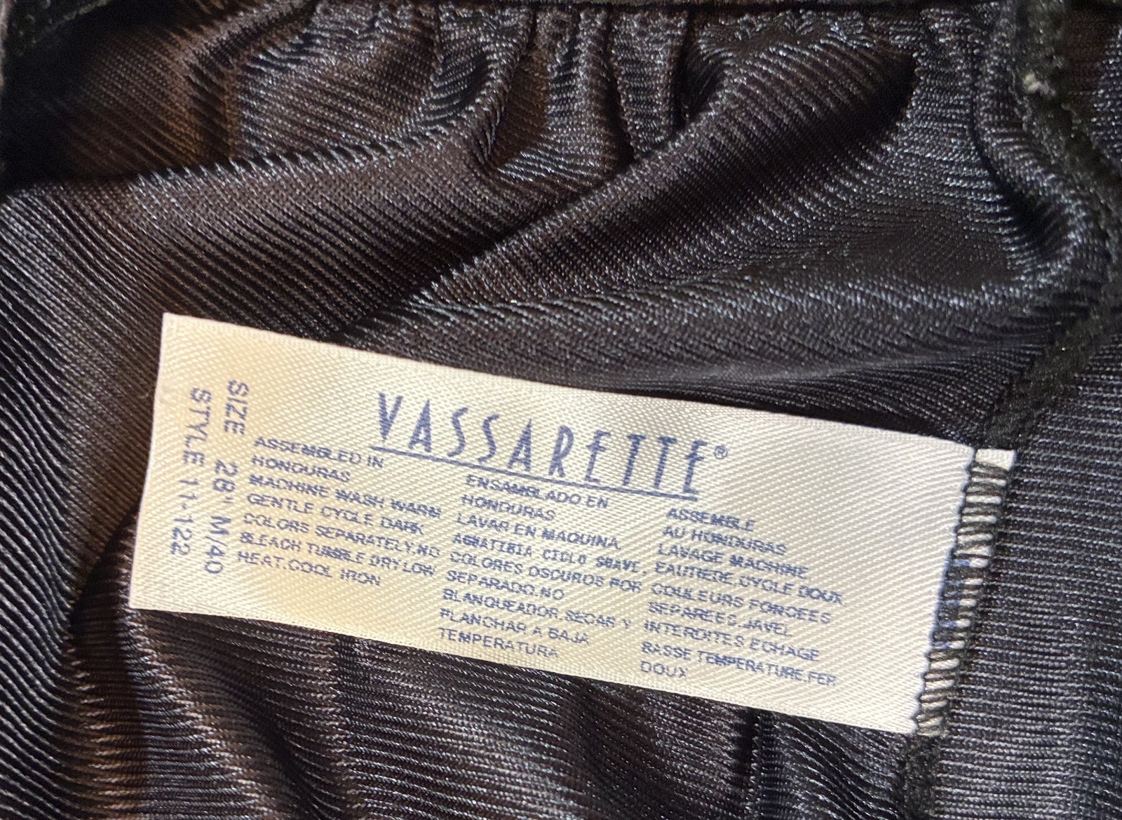 VASSARETTE Black HALF SLIP Size MEDIUM 40 Nylon Slit LACE HEM OfficeSiren Goth