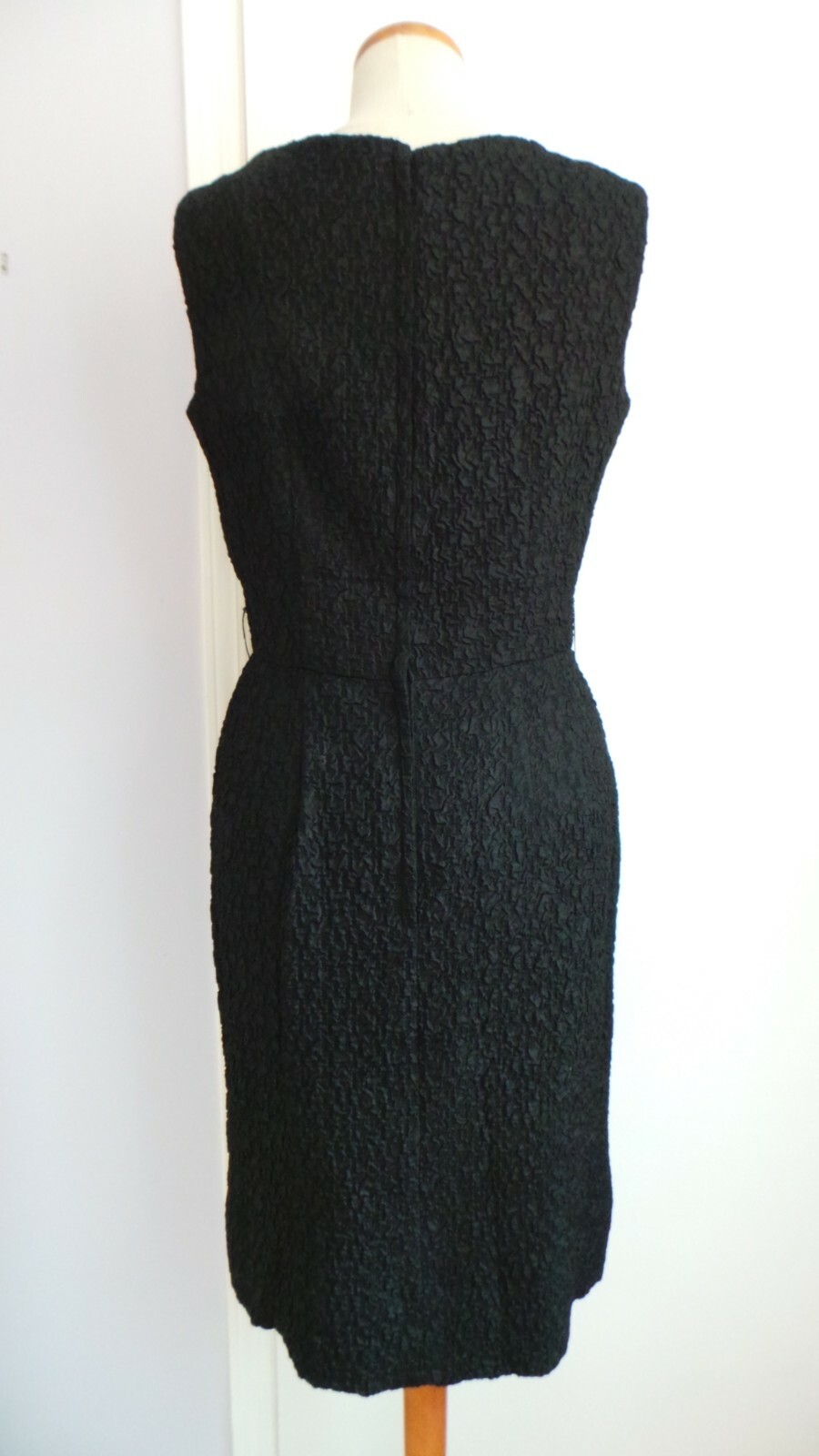 1950s-1960s black sleeveless texture sheath dress lined Sz 8? 30&Prime; waist 38&Prime; bust