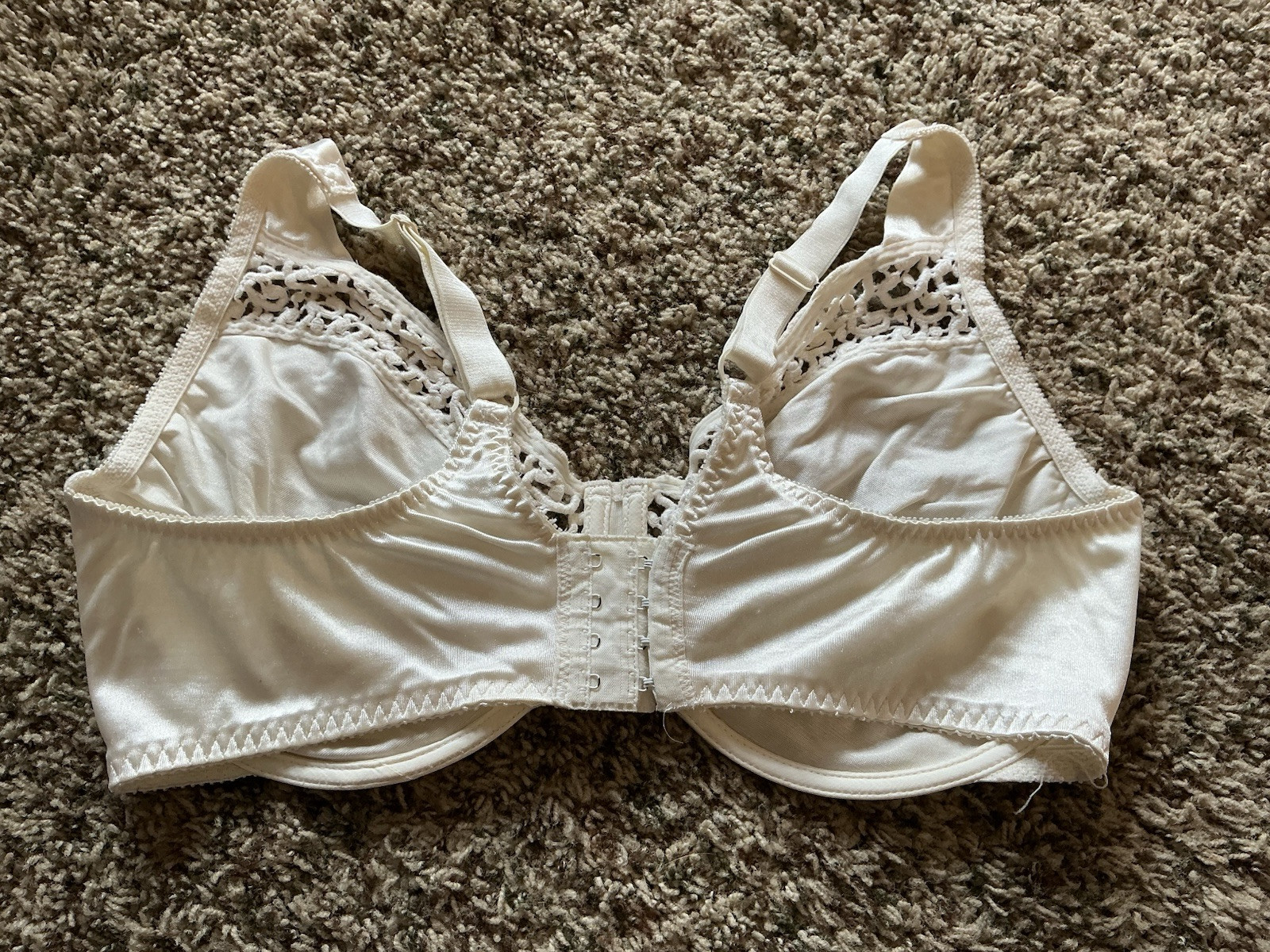 Vintage Olga Bra 38DD Cream Unlined Underwire Satin Second Skin Type #33511