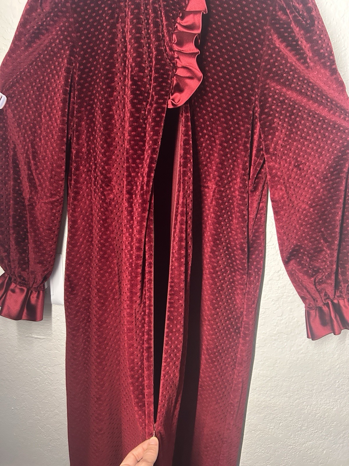 Vintage70’/80’sDonna Richard for Gilligan & O&rsquo;Malley Burgundy Velvet Robe Ruffle