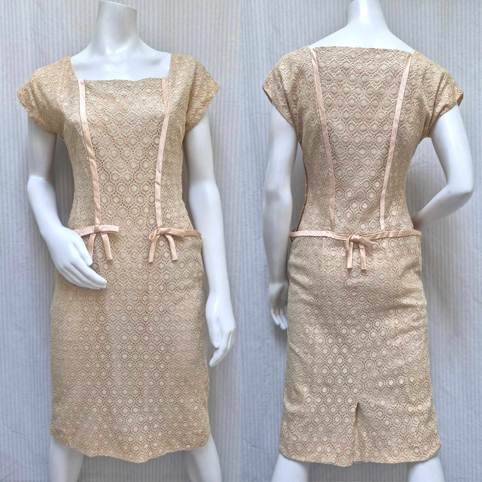 GORGEOUS Vintage 1950/60&rsquo;s Lace Wiggle Dress with Satin Bows – Size S