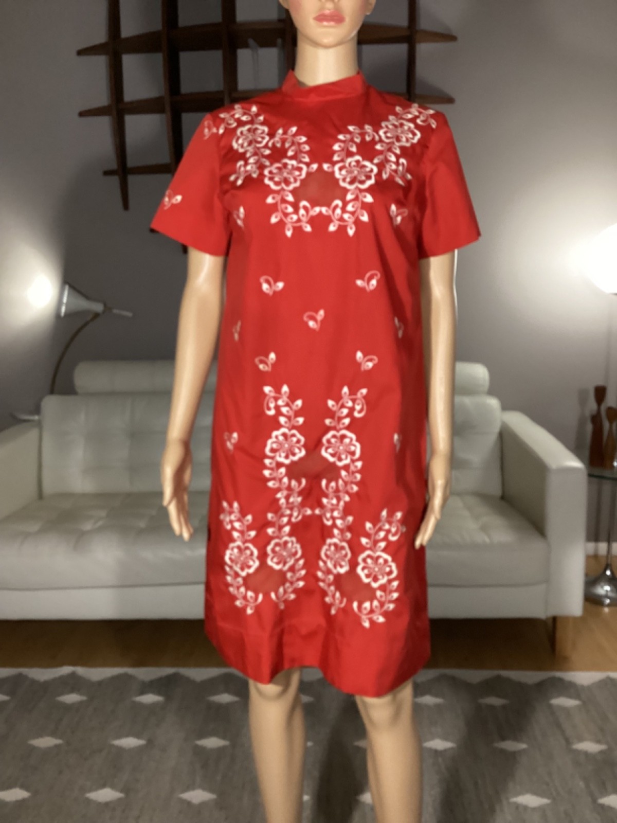 Vintage 60&rsquo;s 70&rsquo;s Tesoro&rsquo;s Short Sleeve Red Floral Embroidered Shift Dress Boho