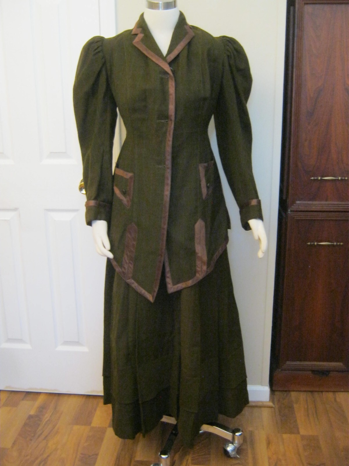 Antique Edwardian Women&rsquo;s Walking Suit