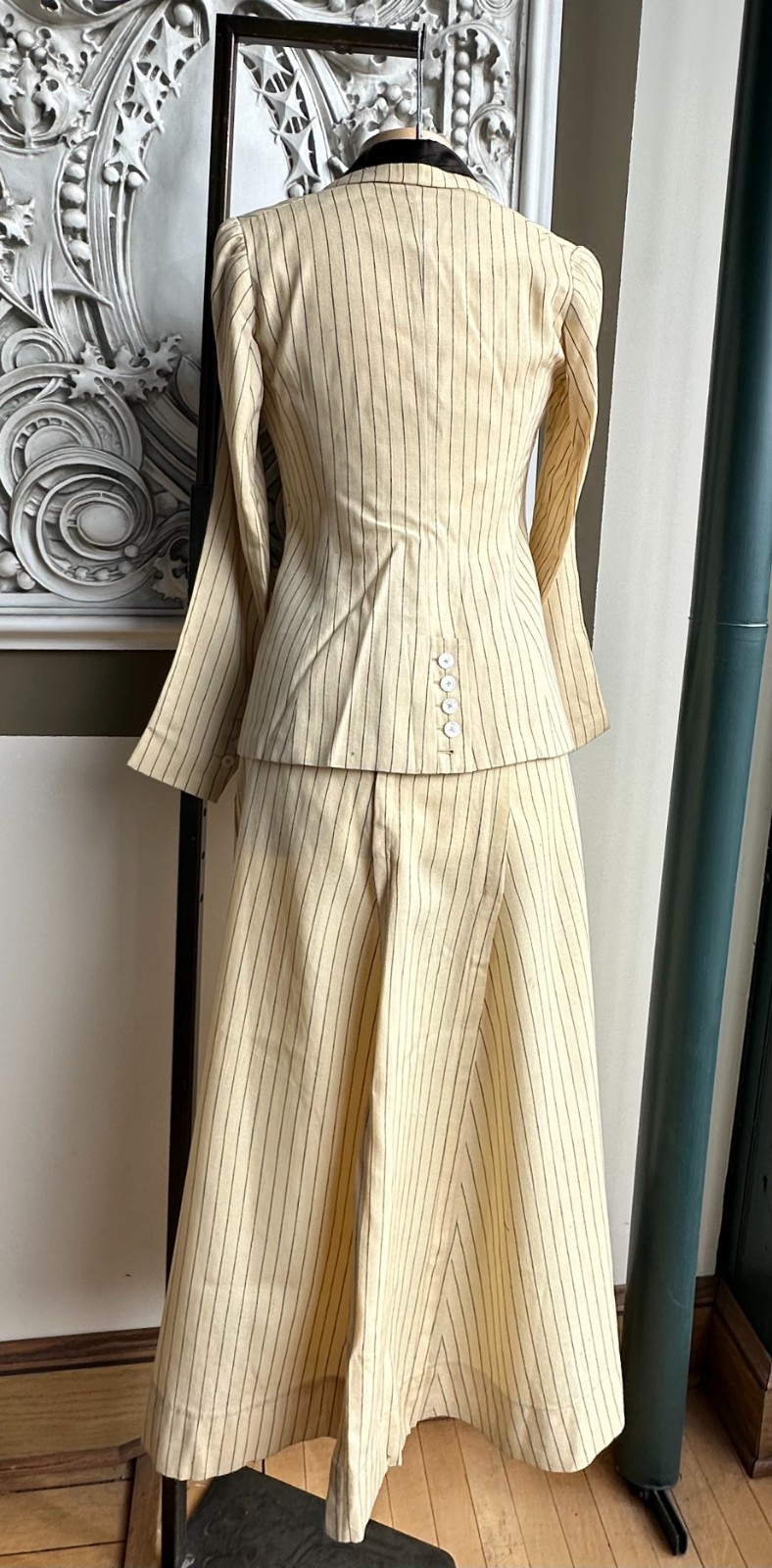Edwardian Titanic White Wool Pinstripe Women&rsquo;s Walking Suit Jacket & Skirt 1910s