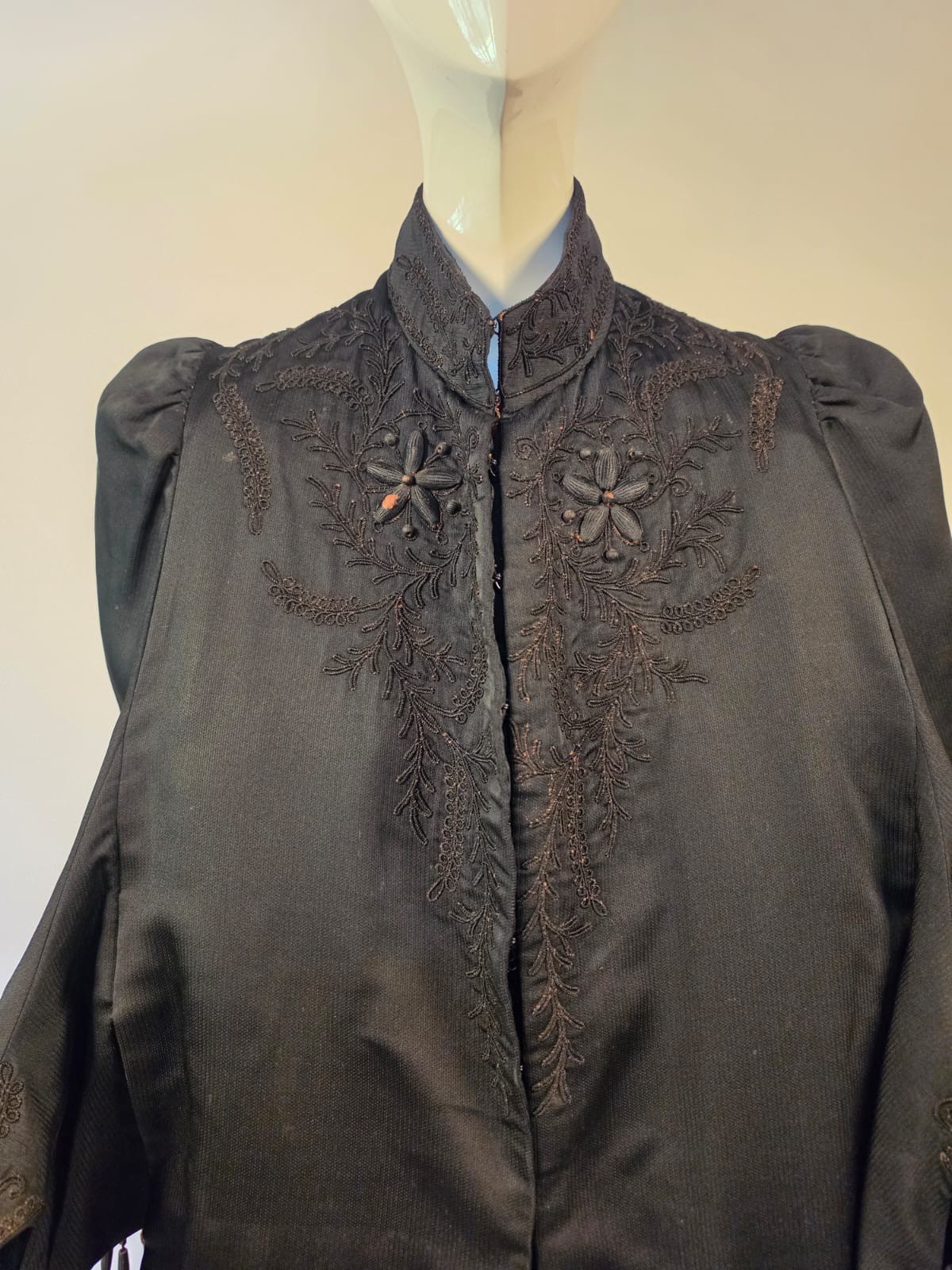 VICTORIAN 1870’S BUSTLE BACK DOLMAN VISITEE CAPE W RICH EMBROIDERED DETAILS