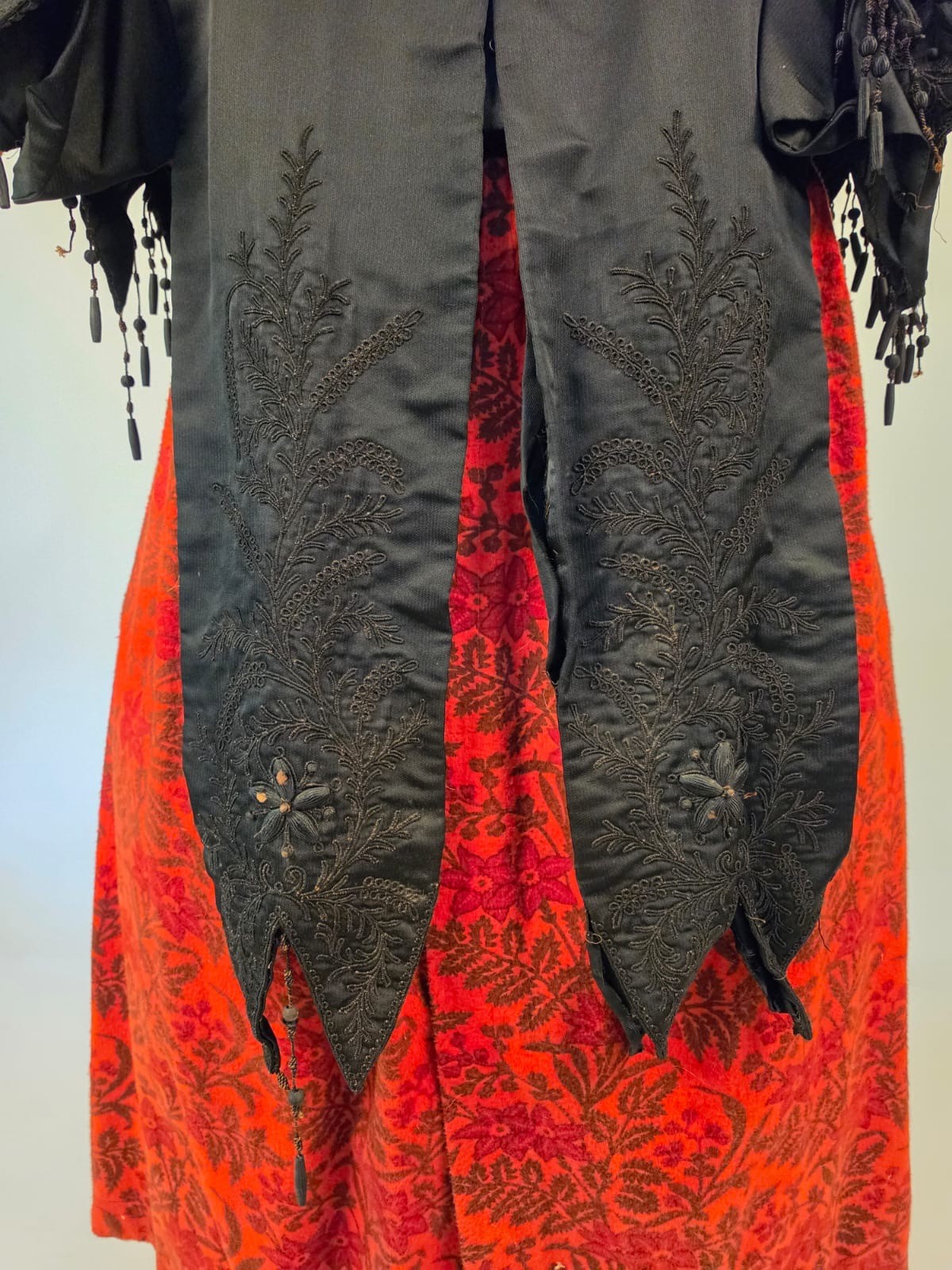 VICTORIAN 1870’S BUSTLE BACK DOLMAN VISITEE CAPE W RICH EMBROIDERED DETAILS