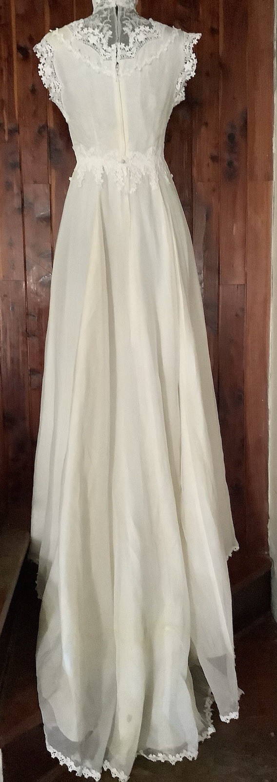 Vintage 1980’s BRIDAL COUTURE Floral Lace Appliqué Wedding Gown 34-24-52