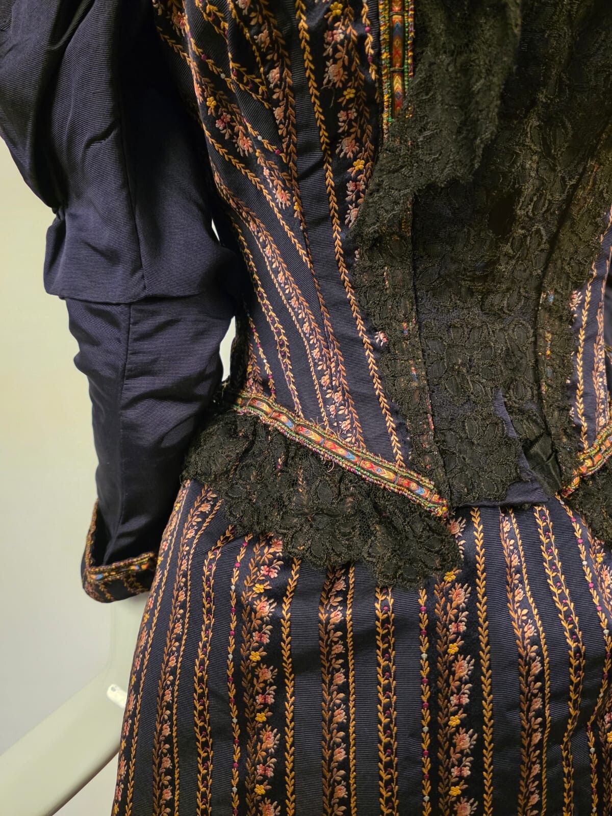 OPULENT VICTORIAN RICH FLORAL STRIPED SILK BUSTLE DRESS W LACE + PUFF SLEEVES