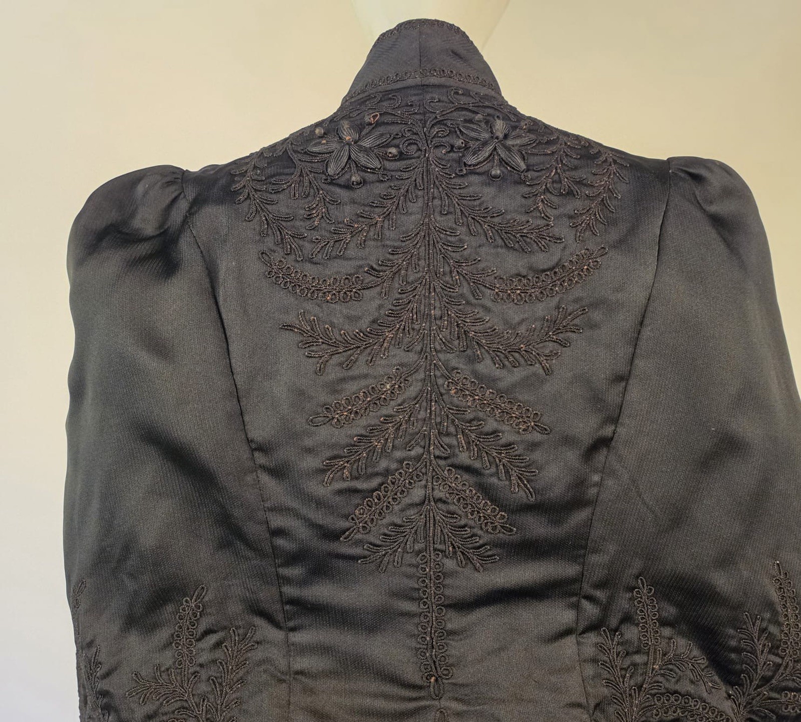 VICTORIAN 1870’S BUSTLE BACK DOLMAN VISITEE CAPE W RICH EMBROIDERED DETAILS