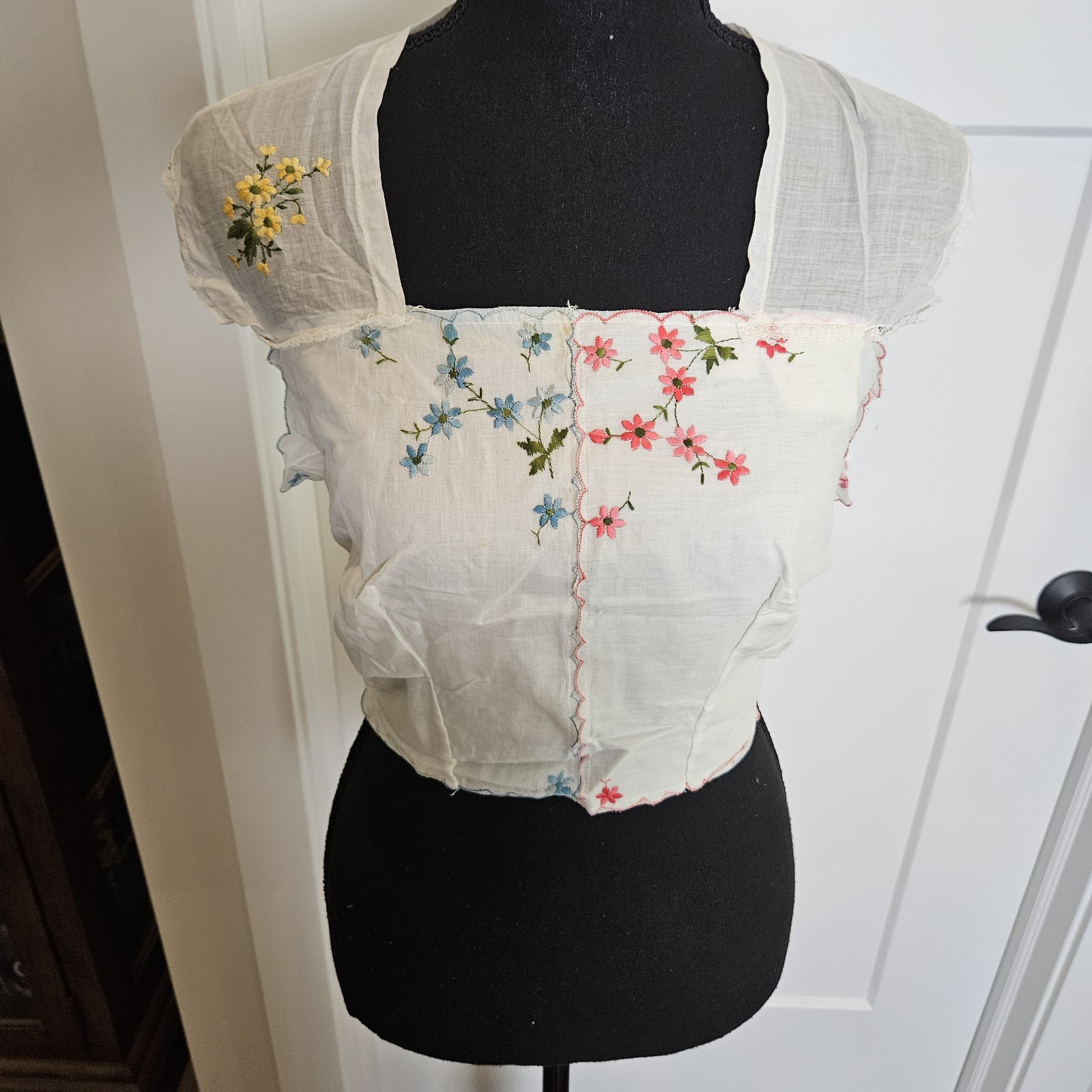 Vintage 60s Catch A Guy Handkerchief Embroidered Floral Halter Crop Top Tie Back