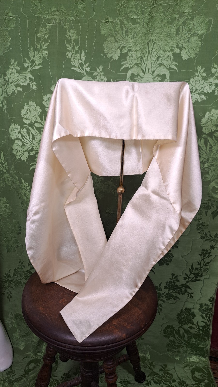 LATE EDWARDIAN CHIFFON AND SILK WEDDING GOWN WITH TRAIN, PEARLS
