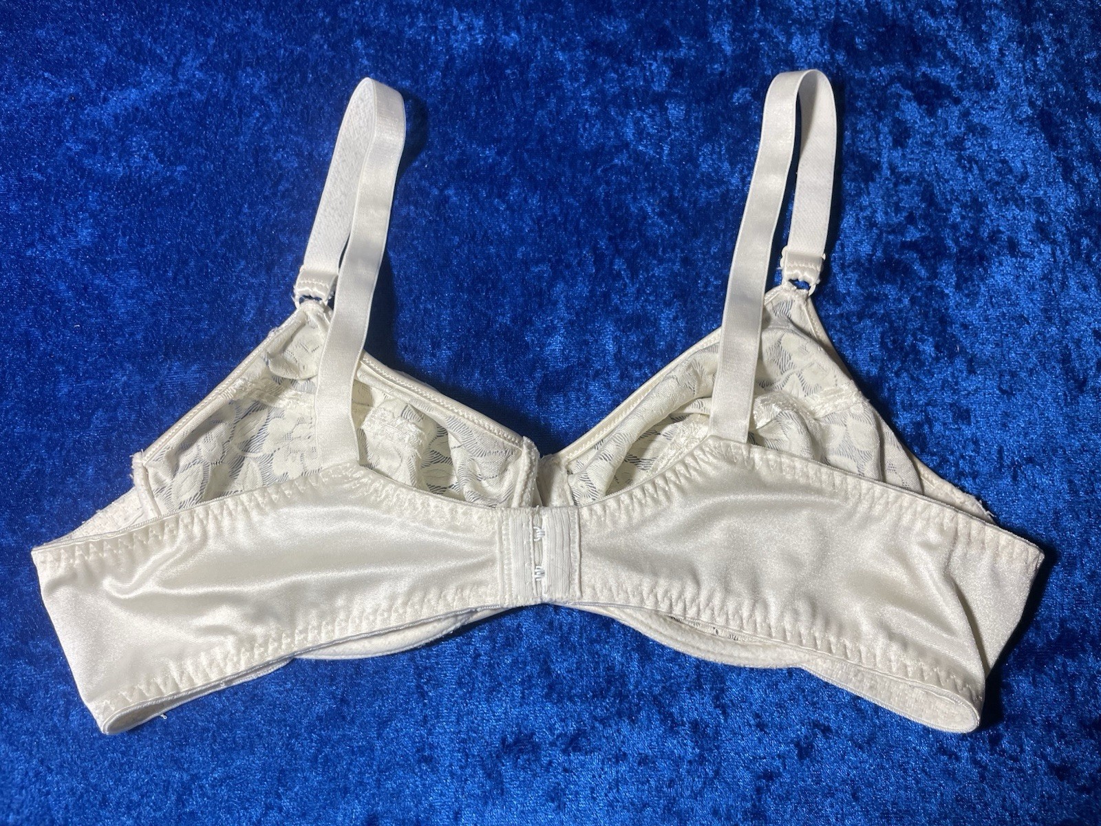 Vintage Everyday Romance Maidenform Bra 38b Shiny White Nylon Underwire