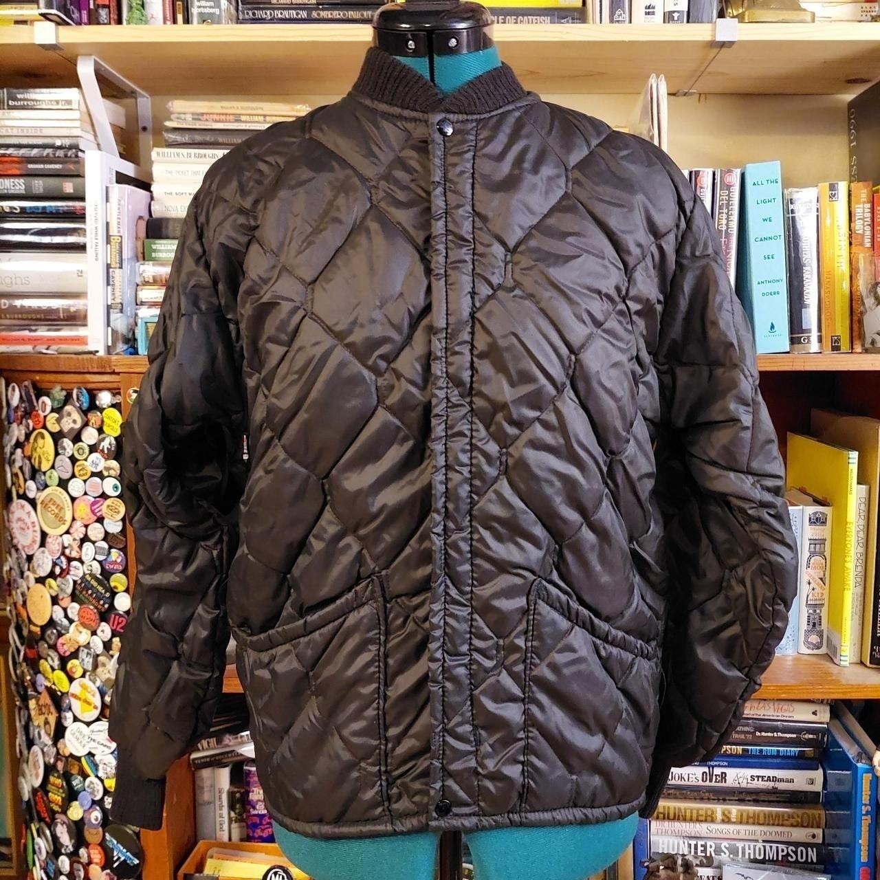 Vintage black puffer jacket with full metal zipper.