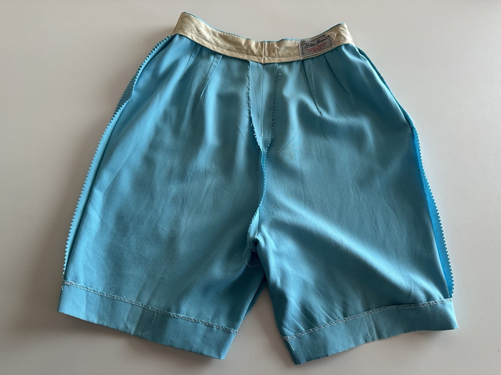 1940s Embroidered Daisy Floral Side Zip Shorts Helen Harper Rayon Resort VTG