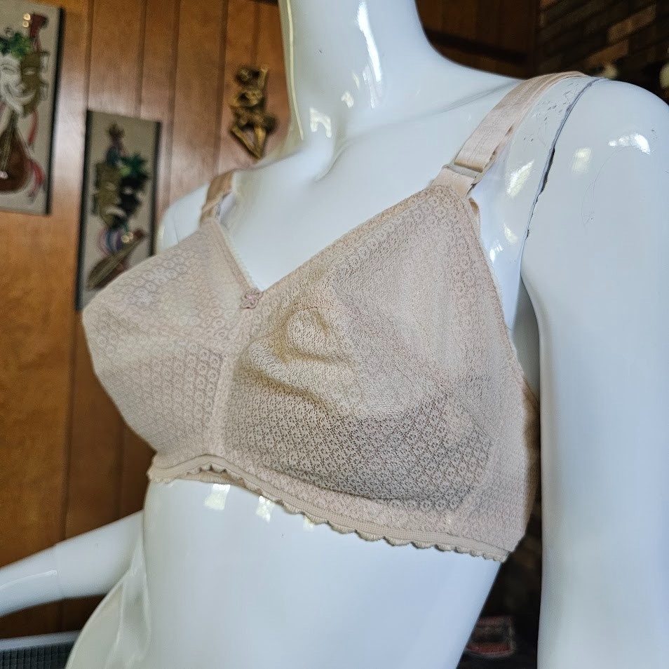Vintage 70s Sculptress Nude Banderin Pointy Bullet Torpedo Drag Pin-Up Bra 28EE