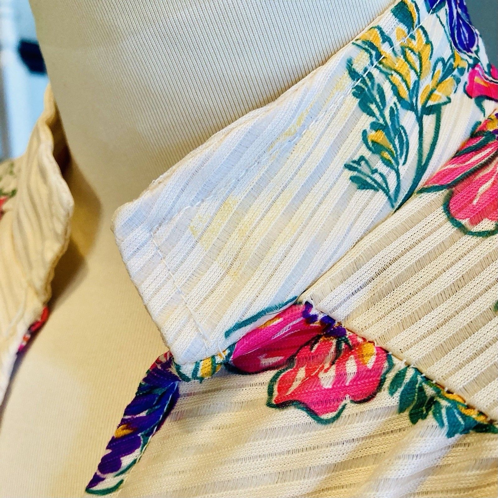 1970s Beige Disco Polyester Floral Collarless Blouse Cottagecore Wear To Work