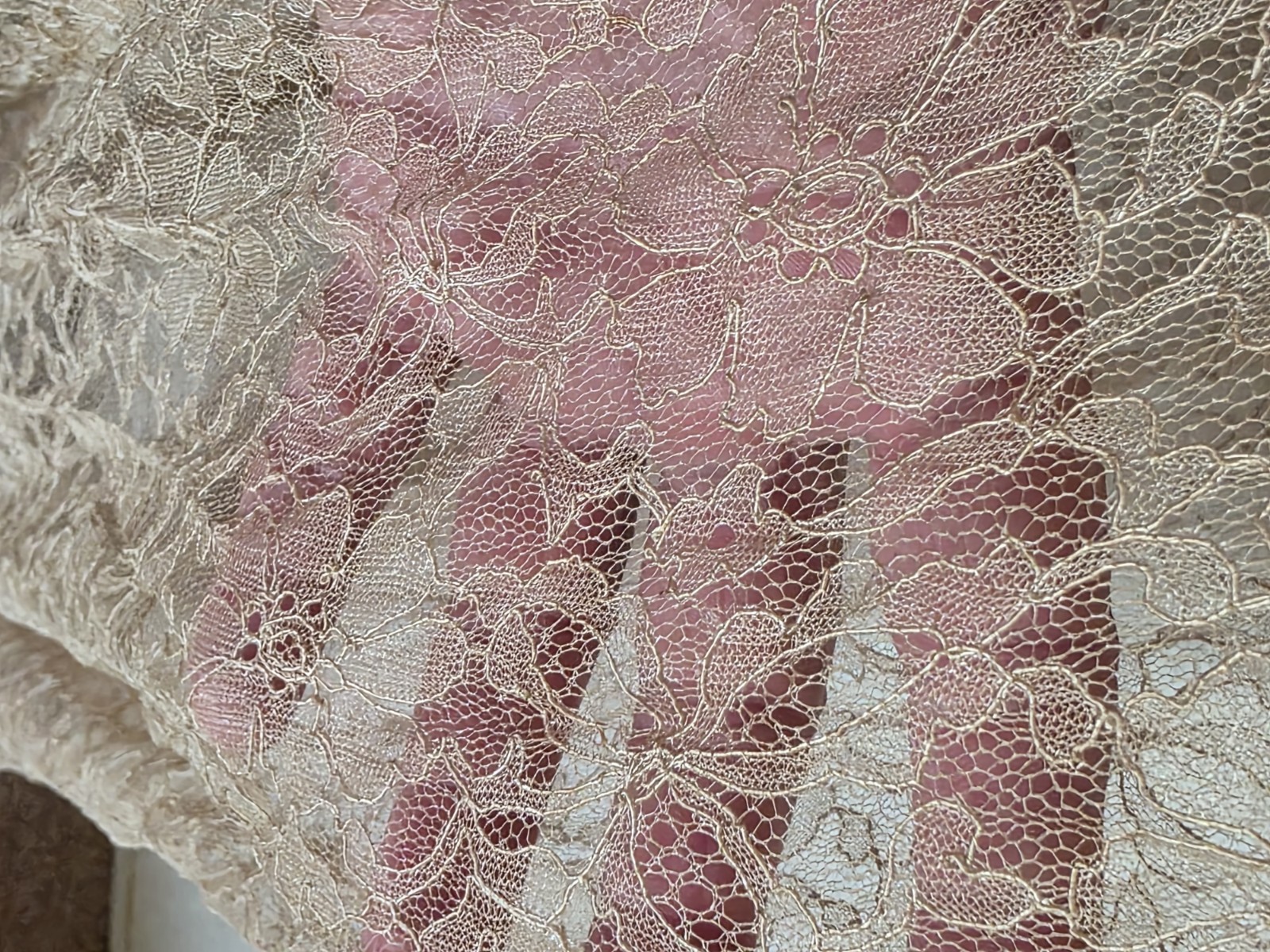 Vintage 1930s society lingerie peach/cream lace gown/negligee puff shoulders